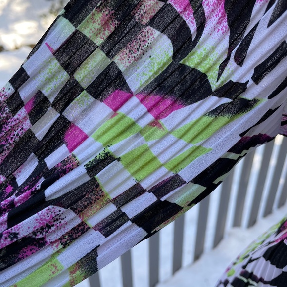 VIOLET & CLAIRE Pleated Blouse - Picture 4 of 12